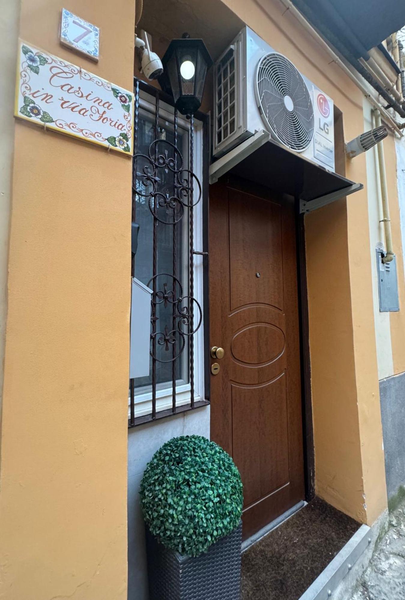 לינה וארוחת בוקר נאפולי Casina Via Foria מראה חיצוני תמונה